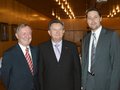 Landrat Franz Meyer (Mitte) gratulierte bei einem Empfang des Landkreises Passau am 21. November 2009 den neu ernannten Parlamentarischen Staatssekretären Dr. Andreas Scheuer (rechts) und Dr. Max Stadler (links)
