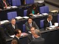 Zu den Aufgaben der Parlamentarischen Staatssekretäre gehört es auch, ihre Minister während Plenardebatten im Reichstag zu vertreten, falls diese verhindert sind (Dr. Max Stadler und Dr. Andreas Scheuer auf der Regierungsbank).