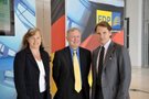 Dr. med. Johannes Zwick (rechts) im Gespräch mit Parl. Staatssekretär Dr. Max Stadler und dessen Büroleiterin Caroline Manthey