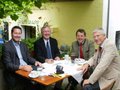 Die Parlamentarischen Staatssekretäre Dr. Andreas Scheuer und Dr. Max Stadler sowie MdL Bernhard Ross diskutierten am 17.7.2010 in Passau auf Einladung von Rudolf Fellner vom Wirtschaftsbeirat der Union über die Entwicklung Niederbayerns