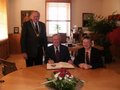 PSt Dr. Max Stadler besuchte gemeinsam mit MdL Dr. Andreas Fischer am 22.7.2010 die Stadt Landau/Isar und wurde von Bürgermeister Josef Brunner gebeten, sich ins Goldene Buch der Stadt einzutragen.