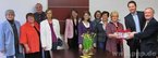 Koordinatorin Helga Weinberger (3.v.r.) übergab das Paket mit über 2000 Unterschriften an Max Stadler und Andreas Scheuer. Mit dabei (v.l.): Frau Dr. Pinkl, Frau Görmiller, Herr Vogl, Frau König, Frau Stadlberger, Frau Kemper, Frau Höltl, Frau Zacher