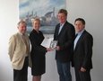 Bayerns FDP-Generalsekretärin Miriam Gruß überreichte Andreas Dittlmann als Willkommensgeschenk ein Buch des früheren FDP-Vordenkers Karl-Hermann Flach. Links MdB Dr. Max Stadler, rechts FDP-Stadtverbandsvorsitzender Korbinian Faltner.