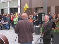 Atom-Mahnwache in Passau am 15.05.2011 an der Dr. Stadler als Redner teilnahm und im Anschluss den Fragen der Demonstranten Rede und Antwort stand