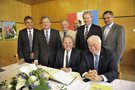 Eintrag mit Versprechen (v.l.): MdL Walter Taubeneder, Landrat Franz Meyer, Staatssekretär Max Stadler, MdL Eike Hallitzky, stellvertretender Landrat Manfred Riedl, MdL Konrad Kobler und MdL Alexander Muthmann mit Wolfgang Heubisch