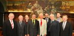 Bezirksrat Horst Wipplinger (v.l.), Staatssekretär Dr. Max Stadler, MdL Eike Hallitzky, MdL Alexander Muthmann, MdL Bernhard Roos, OB Jürgen Dupper, MdL Konrad Kobler, Staatssekretär Dr. Andreas Scheuer und Landrat Franz Meyer.(Foto: Jäger)