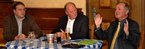 FDP-Fraktionschef und Justizstaatssekretär Dr. Max Stadler (r.) beschwor die SPD von Markus Sturm (l.), auf seinen Kompromissvorschlag einer Probezeit mit vollständiger Internet-Übertragung einzugehen. Moderator Alois Feuerer war nicht abgeneigt.
