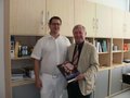 Der neue Chefarzt der Passauer Kinderklinik des Dritten Ordens, Privatdozent Dr. med. M. Keller (links), stellte Dr. Max Stadler bei dessen Besuch nicht nur die geplanten Baumaßnahmen vor, sondern auch den Report über Frühgeburten ''Born Too Soon''.