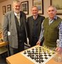 Borys Bilyavssky (rechts) bester Niederbayer beim Senioren-Schach mit Dr. Max Stadler (Mitte) und dem Turniersieger Schach-Professor Josef Pribyl (links) aus Prag
